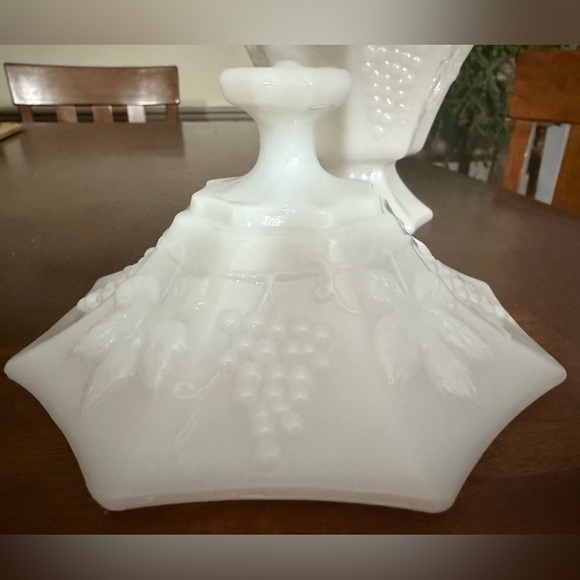 Vintage Anchor Hocking  Milk Glass Pedestal Covered Candy Dish Harvest Grape - Picture 8 of 11